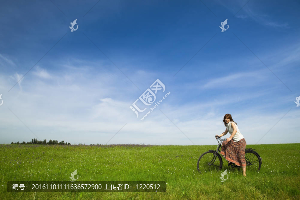 騎自行車的女孩