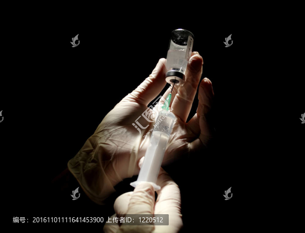 填充疫苗的注射器