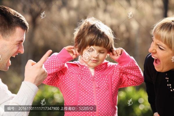 父母在公園里對(duì)一個(gè)無(wú)辜的孩子大喊大叫