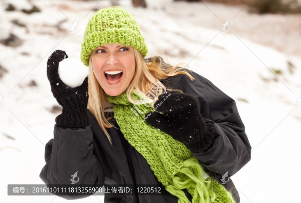 有魅力的女人在雪地里玩的開心