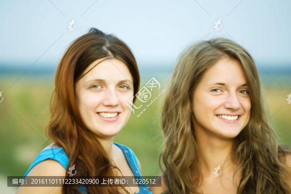 兩個(gè)年輕女人