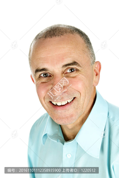 在白色背景上的微笑的男人