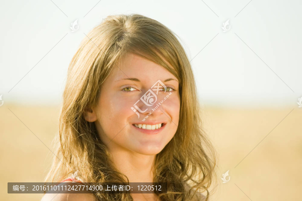 田野里的年輕女人