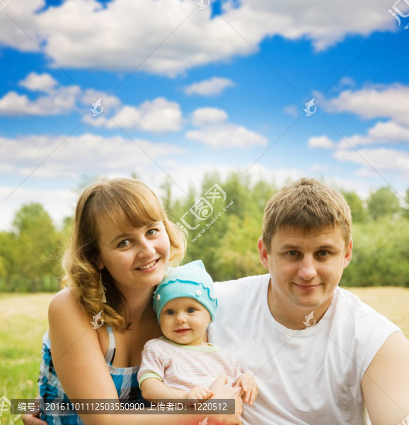 父親和母親與嬰兒