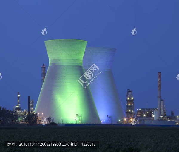 核電站在藍(lán)色的天空