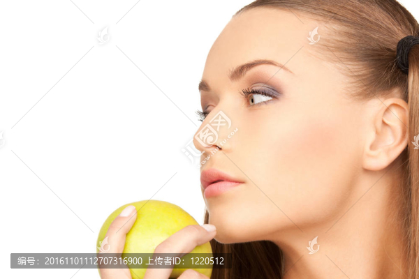 年輕美麗的女人和綠色的蘋果