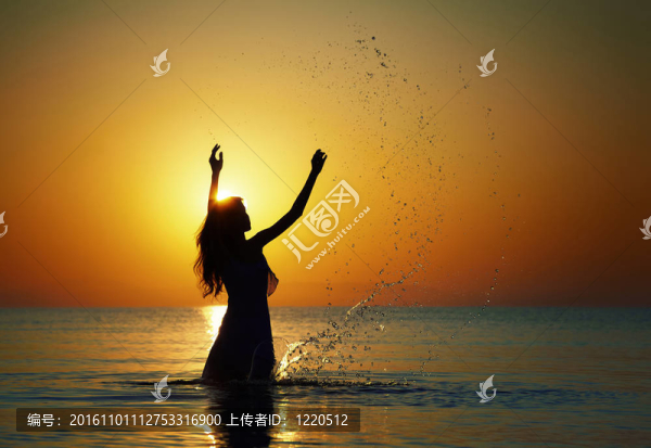 在黎明的光線中飛濺的水