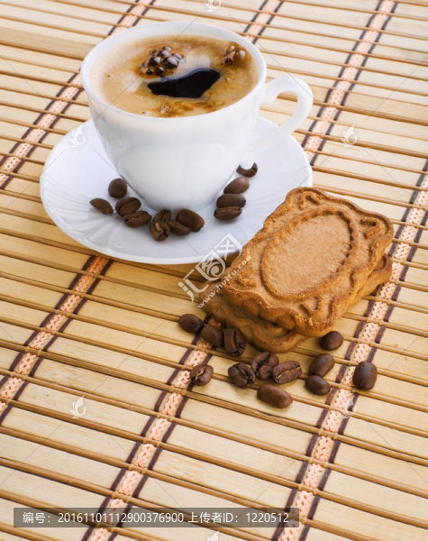 一杯咖啡豆和餅干放在墊子上capuchino