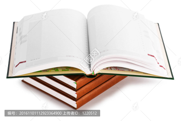 在白色背景上被隔離的打開書本的堆疊書