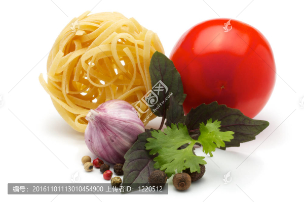 面條；大蒜；西紅柿；香料；羅勒；香菜。