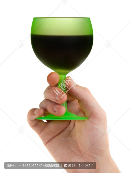 手里拿著一杯紅葡萄酒