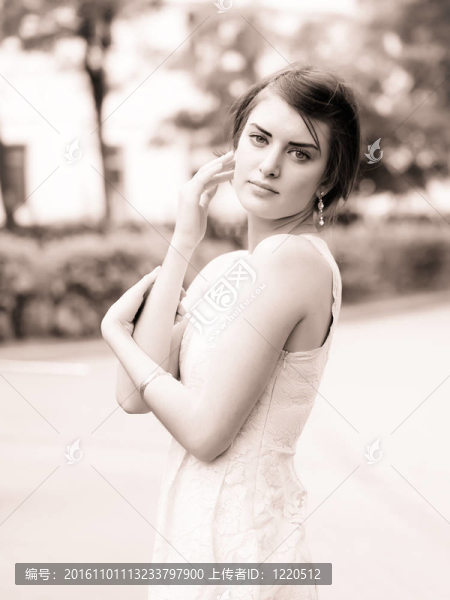 城市里的年輕美麗的女人