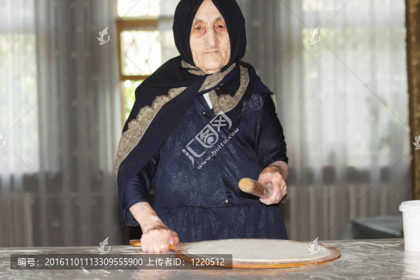 帶滾釘?shù)睦夏陭D女