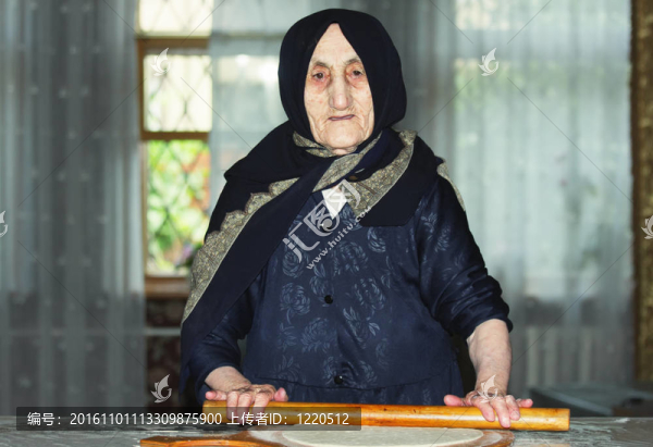 老年婦女滾面團(tuán)