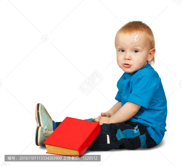 穿著藍色襯衫的男孩帶著書