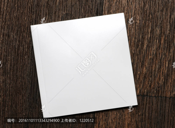 木制背景上的白色書