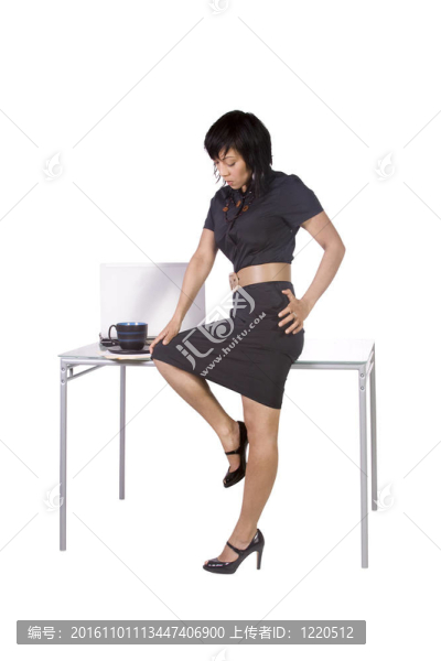 性感的女人坐在桌上