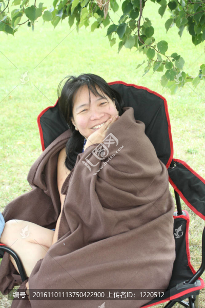 裹在毯子里的女人