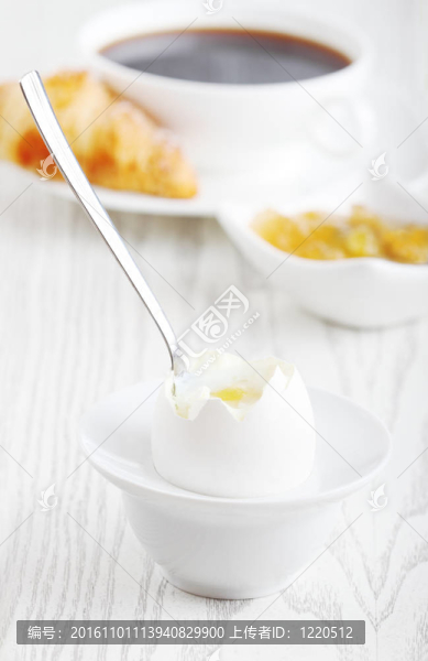 用軟煮雞蛋的早餐