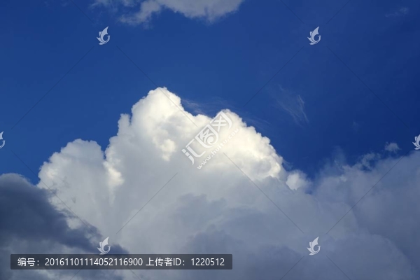 云戲劇性的藍(lán)天白云