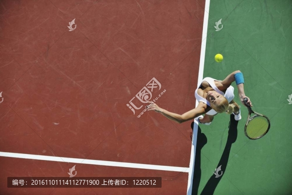 年輕女子打網(wǎng)球戶外