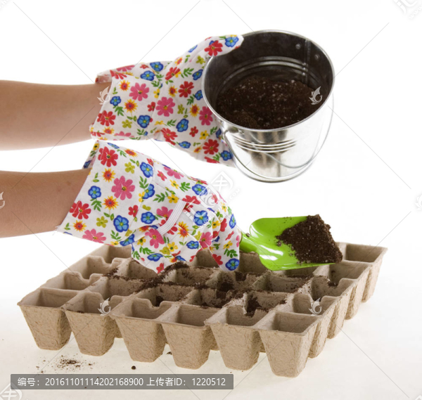 帶土壤鏟入生態(tài)堆肥的花園手套