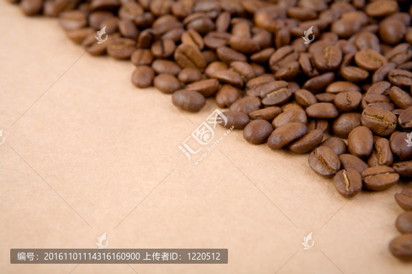 與分隔開的紙上咖啡