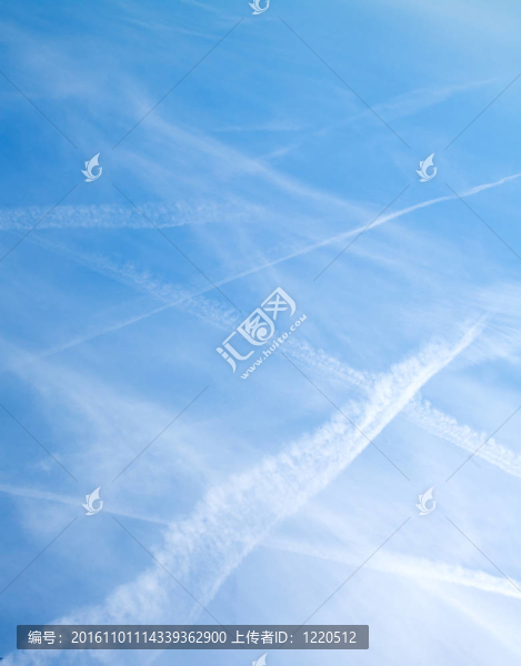 在深藍(lán)色的天空的軌跡