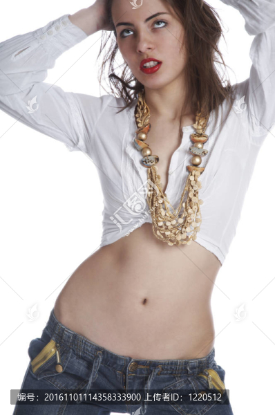 穿白色襯衫的漂亮女孩