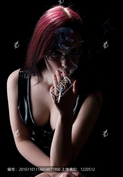 漂亮女人用煙嘴抽香煙