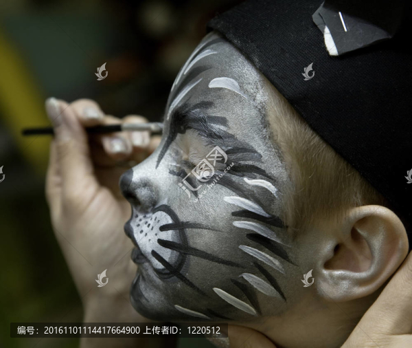 這個(gè)男孩做了一個(gè)孩子的化妝