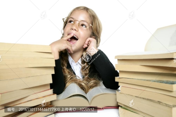 小金發(fā)女孩帶著許多書微笑