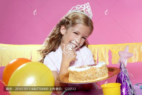 小金發(fā)女孩在一個(gè)生日聚會(huì)