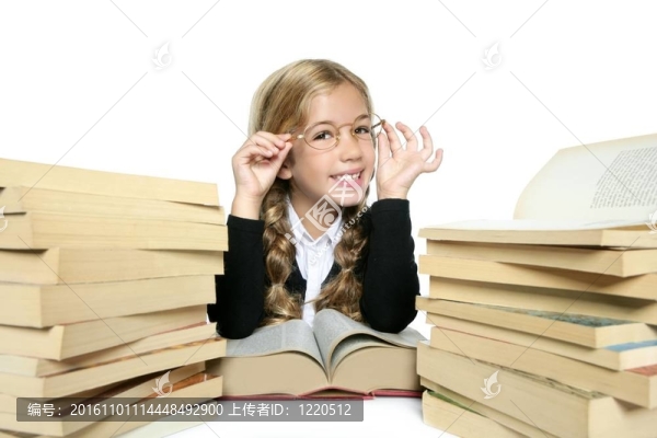 小金發(fā)女孩笑著用一個有趣的姿勢