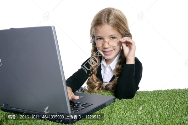 小金發(fā)女孩與筆記本電腦