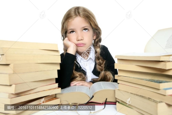 小金發(fā)女孩的思想與書(shū)籍