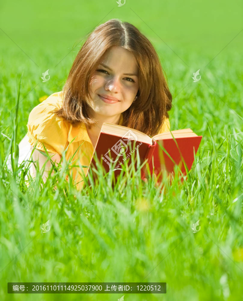 女孩在草地讀書