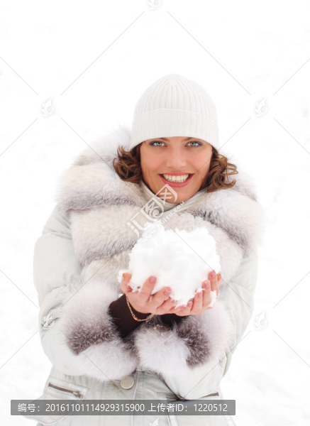在白色背景上滾雪球的年輕女子