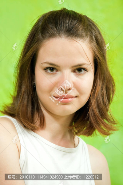 黑發(fā)女孩在綠色