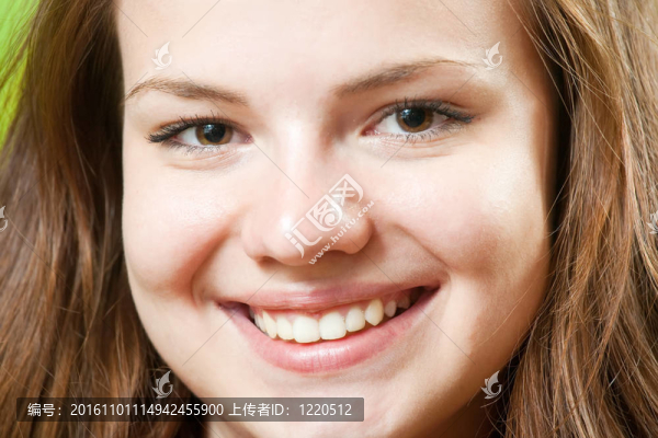 女性的笑容特寫