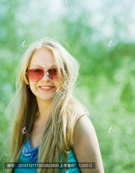 長頭發(fā)的女孩戴著太陽鏡
