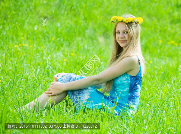 在蒲公英花冠的金發(fā)女孩