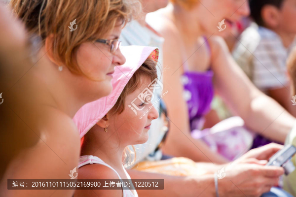 母親和女兒在海豚館