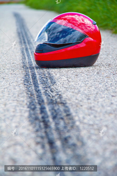 摩托車事故。道路交通事故的滑痕。
