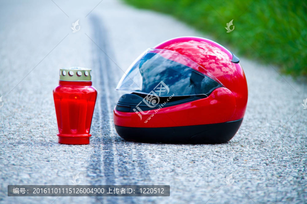 摩托車事故。道路交通事故的滑痕。