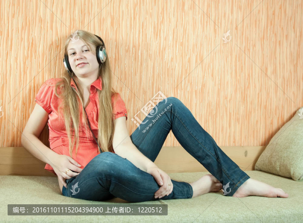 快樂女孩聽音樂