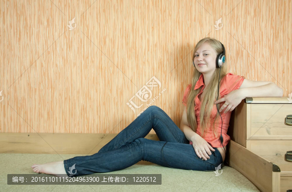 快樂女孩聽音樂
