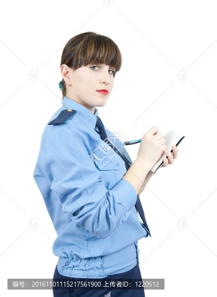 在她的記事本上穿著制服的女人
