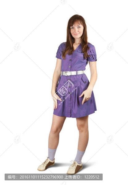穿著紫羅蘭色衣服的站著的女孩