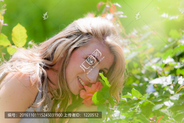 聞著花園里玫瑰的女人